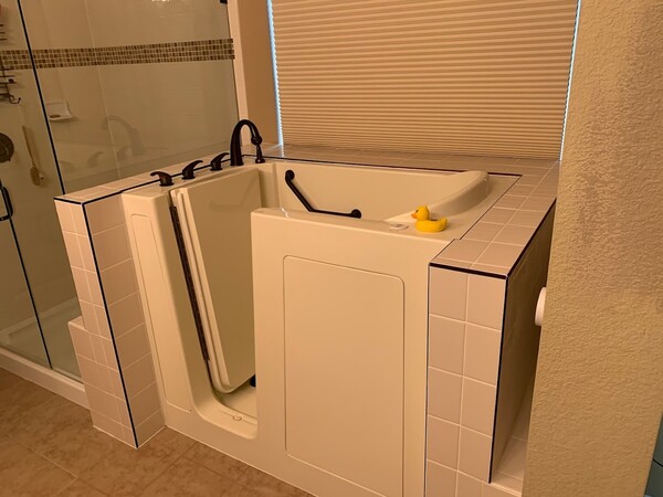 Walk-in Bathtub Services in Atascocita, TX (1)